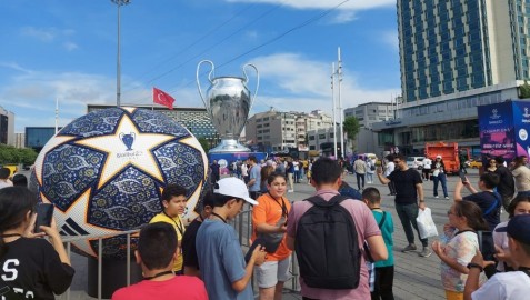Taksim Meydanı'na getirilen dev UEFA Şampiyonlar Ligi kupası maketine yoğun ilgi...