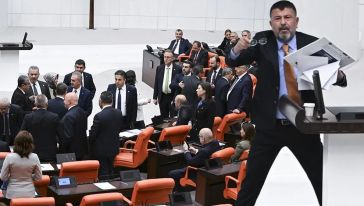 Meclis'te hakaretler havada uçuştu... 'Konuşma lan', 'Zırto', 'Sarhoş', 'Terörist..!'