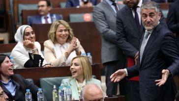 Bakan Nebati'den 'Güldür Güldür' şov! AK Partililer kahkaha attı...