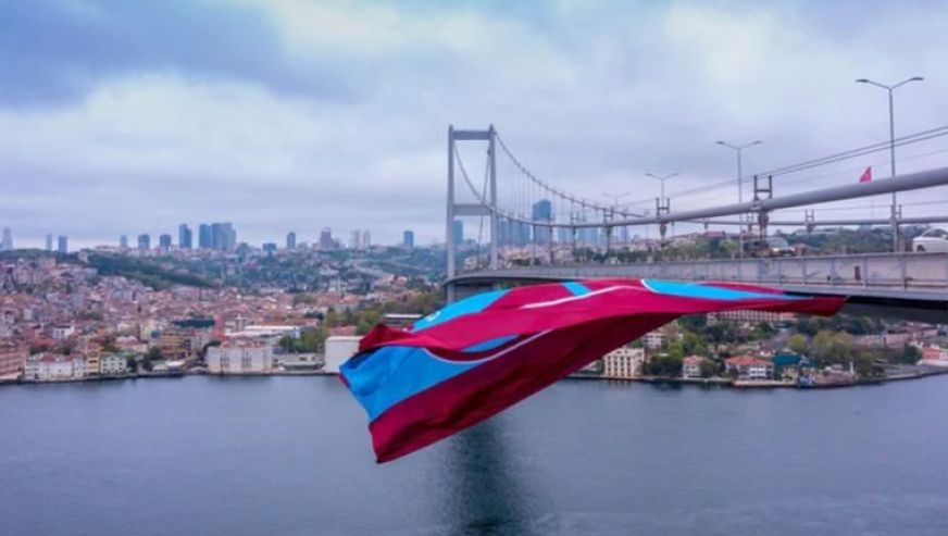 "Rambo Okan" üçüncü denemesinde Boğaz'daki Trabzonspor bayrağını kesti!