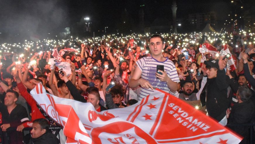 Sivas'ta kupa sevinci! Binlerce kişi tarihi meydanda toplandı