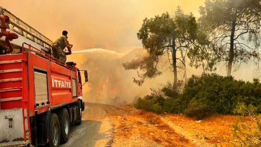 Kıbrıs'ta yangın söndürülemiyor... 4 uçak, 4 helikopterle yangına müdahale ediliyor!