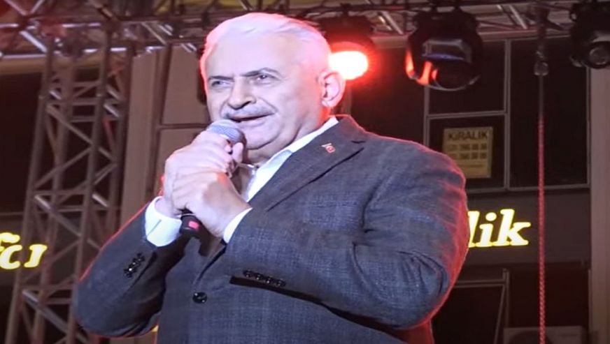 Şarkıcı Murat Dalkılıç geç kalınca Binali Yıldırım sahneye çıkıp şarkı söyledi, sosyal medya yıkıldı!