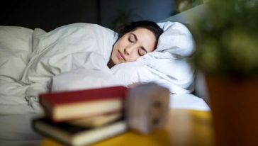 Araştırma: "Yatağın solunda uyuyanlar daha pozitif uyanıyor!"