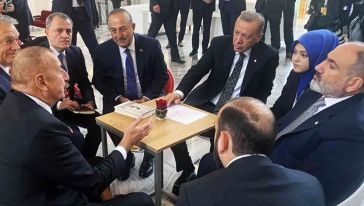 Cumhurbaşkanı Erdoğan, Paşinyan ve Aliyev görüşmesine masadaki kitap damga vurdu...
