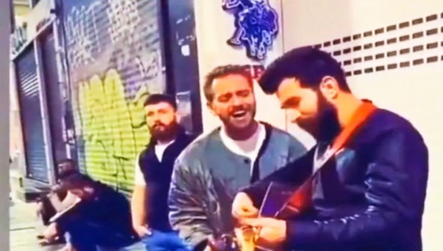 Çukur'un 'Vartolu Saadettin'i' Beyoğlu'nda sokak müzisyenlerine böyle eşlik etti!