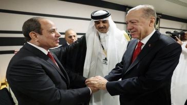 Cumhurbaşkanı Erdoğan, Katar'da Mısır Cumhurbaşkanı Sisi ile selamlaştı...