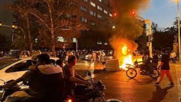 İran'ın Mahabad kentinde polis göstericilere ateşli silahlarla müdahale etti