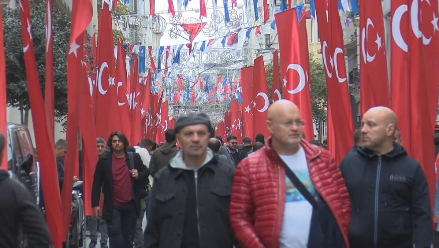 İstiklal Caddesi Türk bayraklarıyla donatıldı...