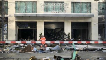 Berlin Radisson Blu otel binasının lobisindeki akvaryum patlayınca konuklar tahliye edildi