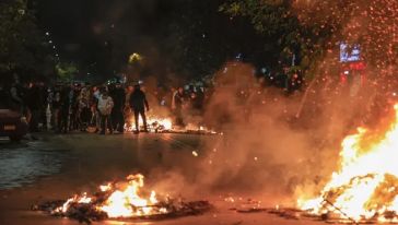 Yunanistan'da Roman bir çocuğun polis tarafından vurulmasının ardından şiddetli protestolar