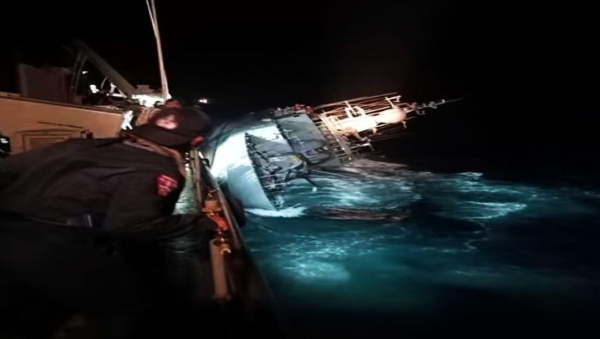 Tayland donanmasına ait gemi battı: Kayıp 31 denizci aranıyor...