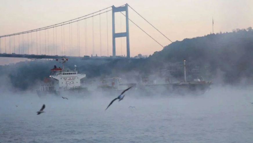 İstanbul'da deniz ulaşımına sis engeli! Gemi trafiği çift yönlü olarak askıya alındı...