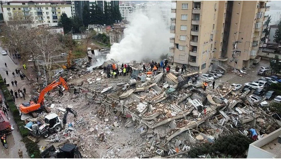 Depremde yıkılan binaların müteahhitlerine ruhsat verenler hakkında suç duyurusu