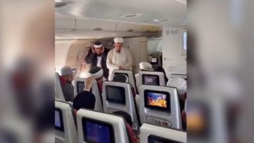 Uçakta namaz kılıp, sosyal medyada paylaştılar