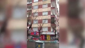 Şanlıurfa'da arkçı deprem sırasında 6 katlı bina yıkıldı