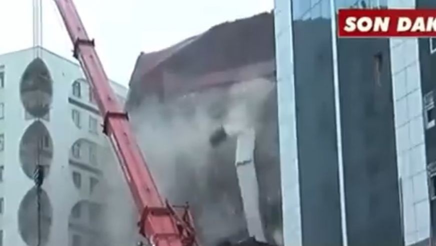 Diyarbakır'da canlı yayında yaşanan depremde bir bina daha yıkıldı