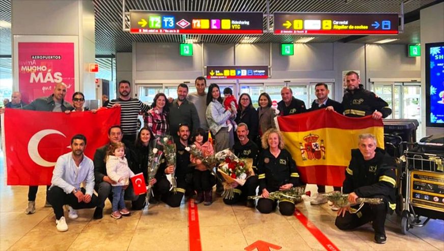 İspanyollar yardıma ilk koşanlardandı... Türkler Madrid'e dönen kurtarma ekibini ellerinde çiçeklerle karşıladı!