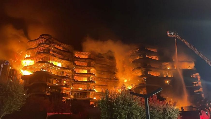 İzmir'de lüks rezidansta yangın... Vatandaşlar canını kurtarmak için balkondan atladı!