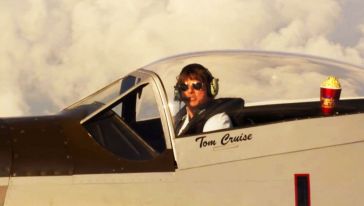 Tom Cruise MTV ödülünü uçak kullanırken kabul etti...