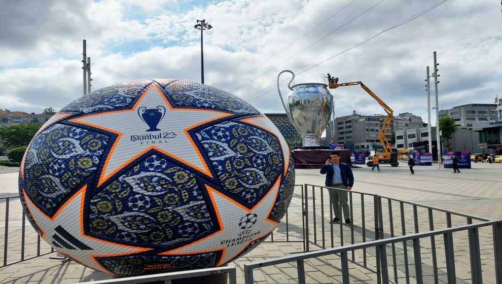 Taksim Meydanı’na getirilen dev UEFA Şampiyonlar Ligi kupası maketine yoğun ilgi...