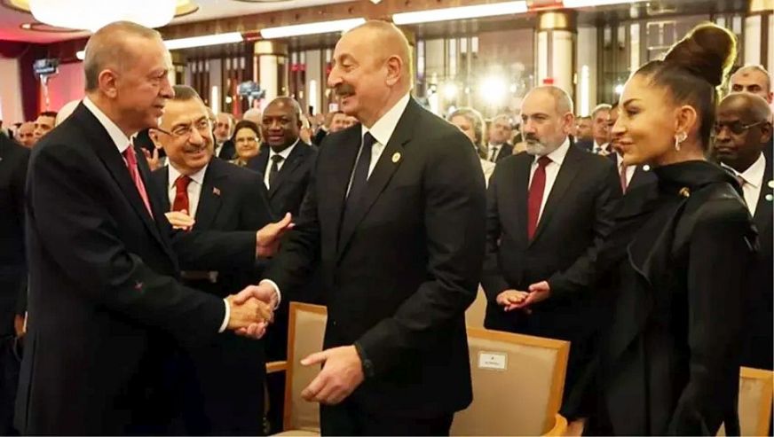 Külliye'deki törende ilginç kare! Aliyev ve Paşinyan'ın oturdukları yer dikkat çekti...
