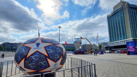 Taksim Meydanı’na getirilen dev UEFA Şampiyonlar Ligi kupası maketine yoğun ilgi...