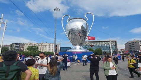 Taksim Meydanı’na getirilen dev UEFA Şampiyonlar Ligi kupası maketine yoğun ilgi...