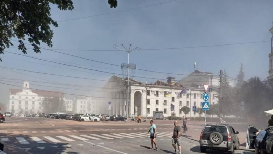 Rusya, drone üreticilerinin  toplantısına ev sahipliği yaptığı iddia edilen Ukrayna'daki tiyatro binasını vurdu...