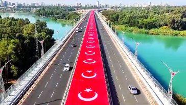 Adana 15 Temmuz Şehitler Köprüsü'ne dev Türk bayrağı... Yer gök kırmızı beyaz... 