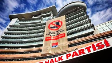 CHP Genel Merkezi'ne 'tezkere' pankartı: 'Türkiye'de yabancı asker postalı istemiyoruz'