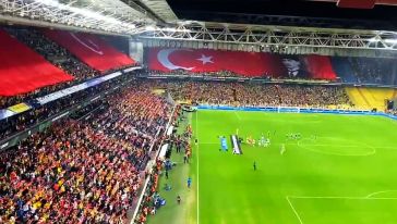 Fenerbahçe tribünlerinde on binler Atatürk'ü haykırdı...