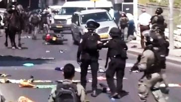 İsrail polisi Cuma namazı kılmak isteyen Filistinlilere gaz bombası ile müdahale etti...