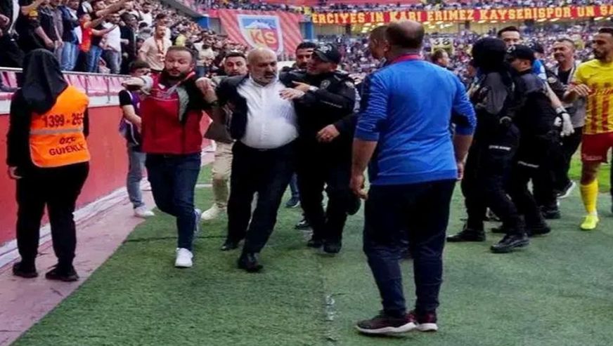 Kırmızı kart kararı ortalığı karıştırdı... Kayserispor Başkanı Ali Çamlı sahaya indi!