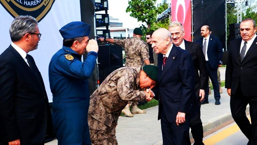 CHP'li Murat Bakan'dan 'o fotoğrafa' sert tepki: 'Bu ülke daha çok 15 Temmuz'lar yaşamaya gebedir..!'