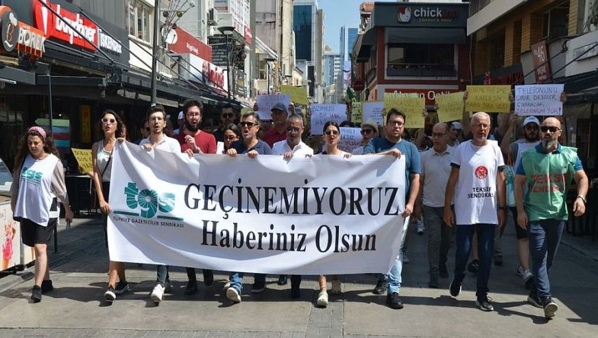 İzmir’deki gazetecilerden “maaş” protestosu: “Geçinemiyoruz haberiniz olsun..!”