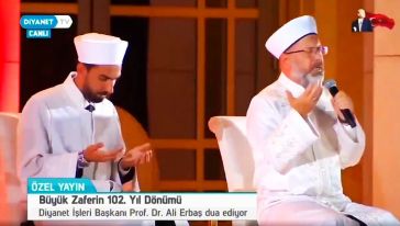 Diyanet İşleri Başkanı Ali Erbaş, Cumhurbaşkanlığı'ndaki 30 Ağustos Töreninde 'Atatürk'e dua' etti..!