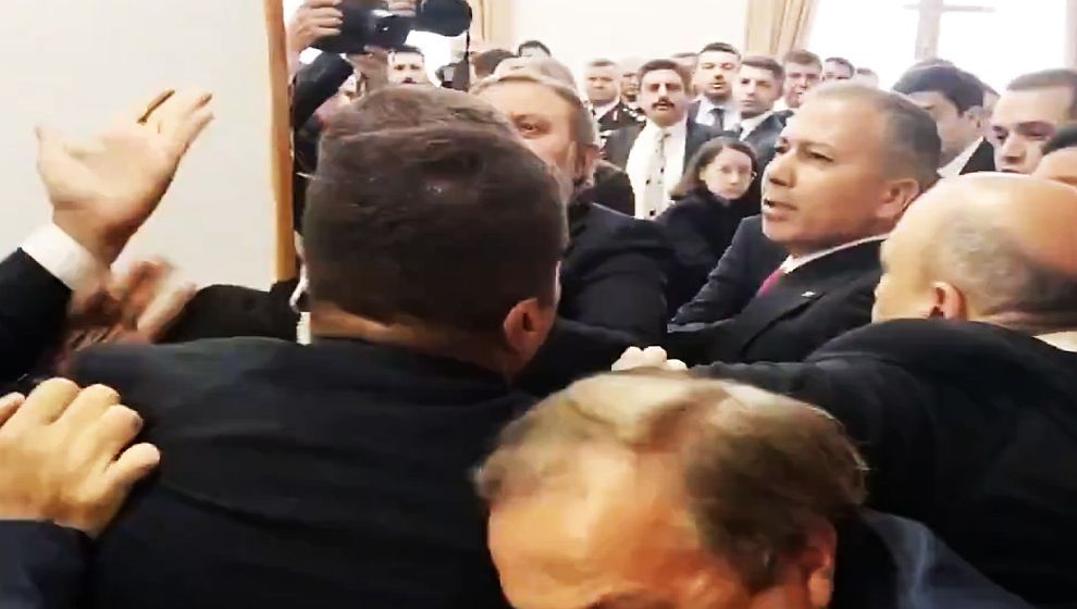 İçişleri Bakanı Yerlikaya ile CHP'lilerin Meclis'te kayyum kavgası...