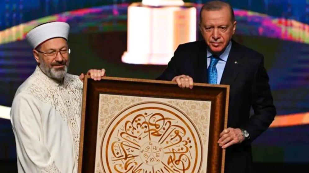 Resmi açıklama geldi... Ali Erbaş’ın Cumhurbaşkanı Erdoğan’a hediyesi sosyal medyayı karıştırdı!