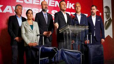 Ekrem İmamoğlu'nun otel görüntülerindeki valizler... Özgür Çelik canlı yayında valizleri açarak gösterdi!