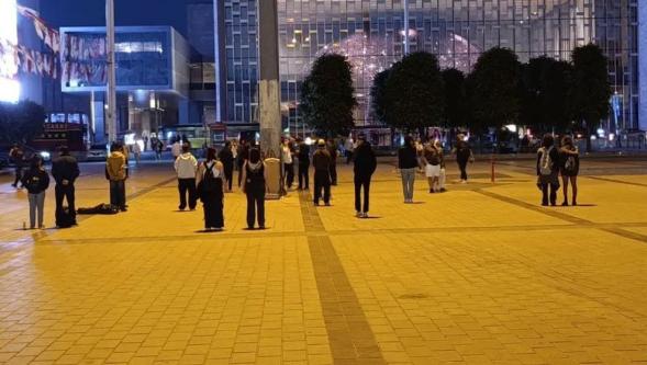 Taksim Meydanı'nda 'duran adam' eylemi! 18 genç gözaltına alındı...