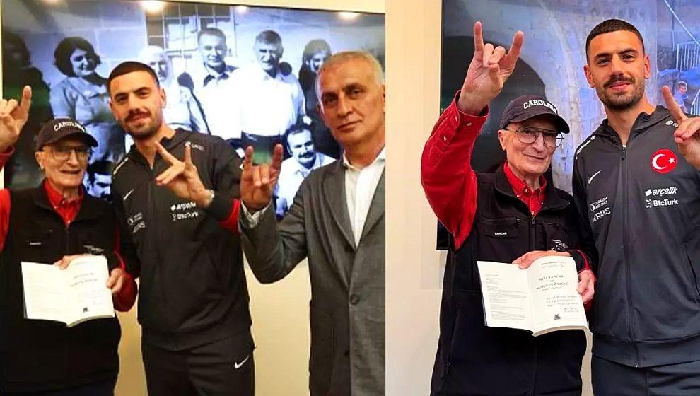 Bozkurt işaretli poz... A Milli Takım'dan Prof. Dr. Aziz Sancar'a ziyaret!