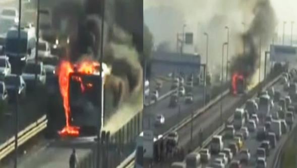 İstanbul'da seyir halindeki metrobüs yandı!