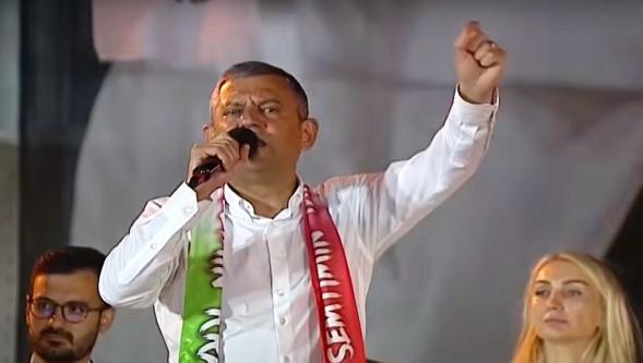CHP lideri Özgür Özel saat verdi, iktidarı uyardı: 'Yarın 12'yi bekleyin, kuruluş yıldönümü hediyeniz geliyor!'