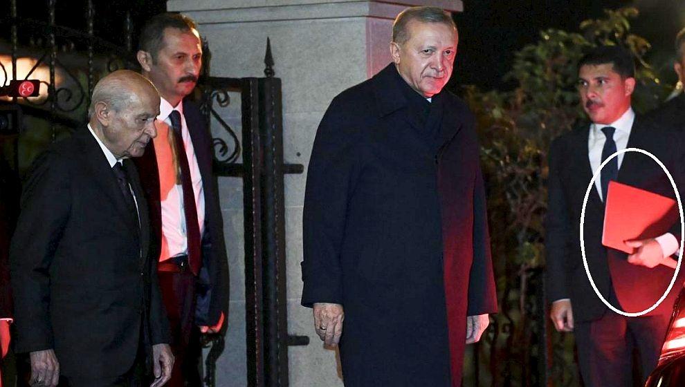 Özel Kalem Müdürü Hasan Doğan taşıdı… Erdoğan - Bahçeli zirvesindeki 'kırmızı dosya' dikkat çekti!