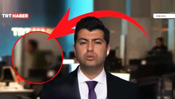 TRT çalışanının isyanı canlı yayına yansıdı! Ceketini fırlattı: 