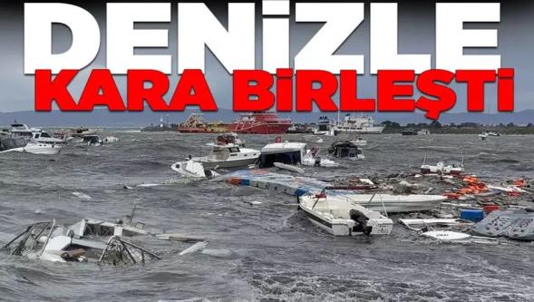 Denizle kara birleşti, kıyıdaki tekneler parçalandı... İstanbul'u fırtına yıktı geçti! 