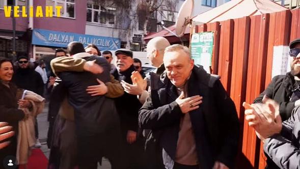 'Altın Ayı' ödülünü kazanan 'Sarı Zarflar' filminin başrol oyuncusu Tansu Biçer'e 'Veliaht' setinde büyük sürpriz! 