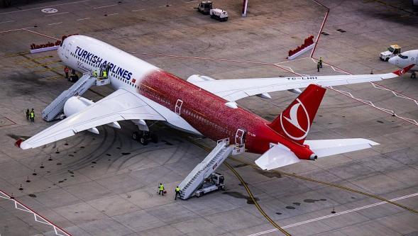 Türk Hava Yolları 100 bin çalışanının fotoğrafıyla giydirdiği 500'üncü uçağını tanıttı...