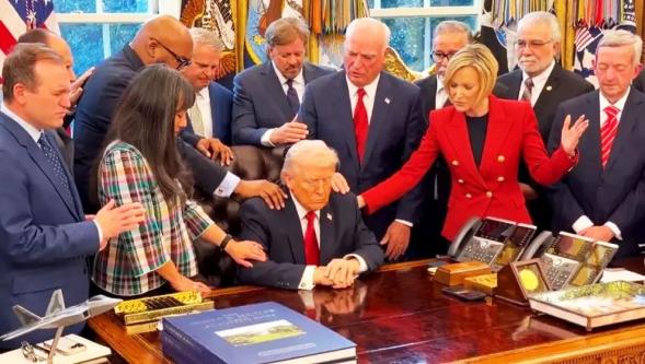 ABD Başkanı Trump papazları Oval Ofis'e toplayıp dua ettirdi! Sosyal medya yıkıldı..!